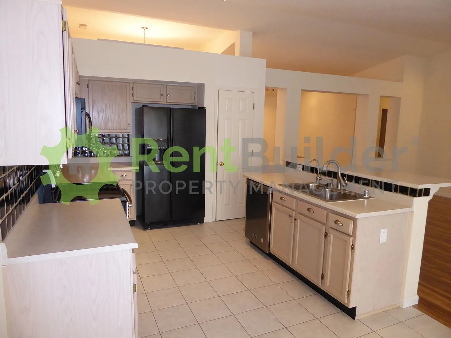 3 bed, 2.0 bath, 2400 sqft, $2,495 — Photo 3