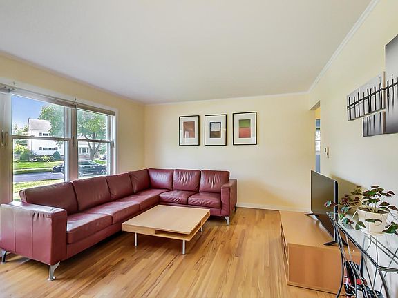 5th image of 1147 N Hickory Ave