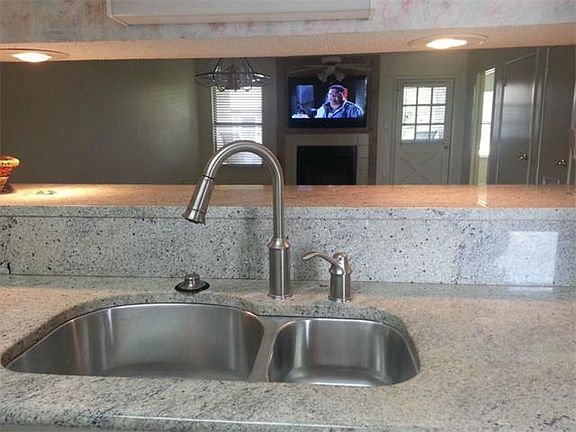 4th image of 604 Highcrest Dr Unit 424