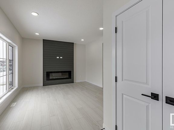 3rd image of 26 Chambery Cres