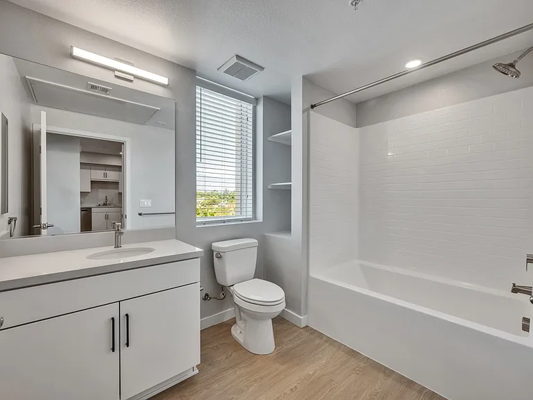 Downtown Ontario Luxury Apartments — Photo 4