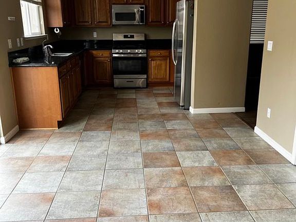 4th image of 1020 Crown View Dr