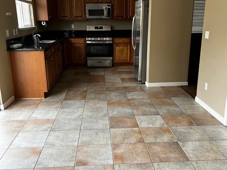 1020 Crown View Dr — Photo 4