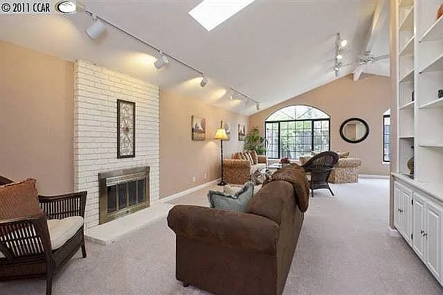 2627 Parkside Dr — Photo 5