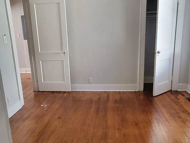 Middle bedroom