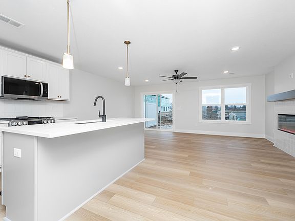 3rd image of 222 Elkenburg St #7