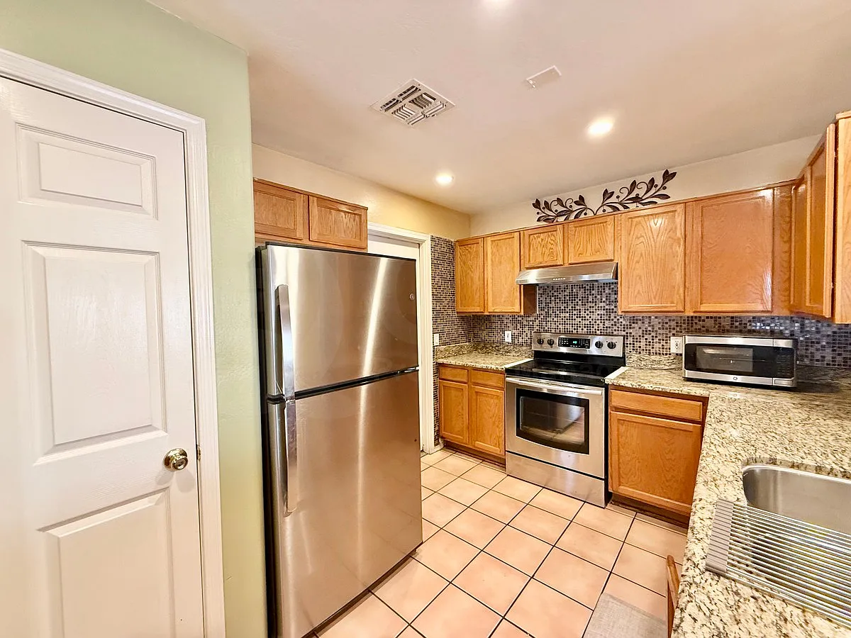 3 bed, 2.5 bath, 1373 sqft, $2,200 — Photo 3