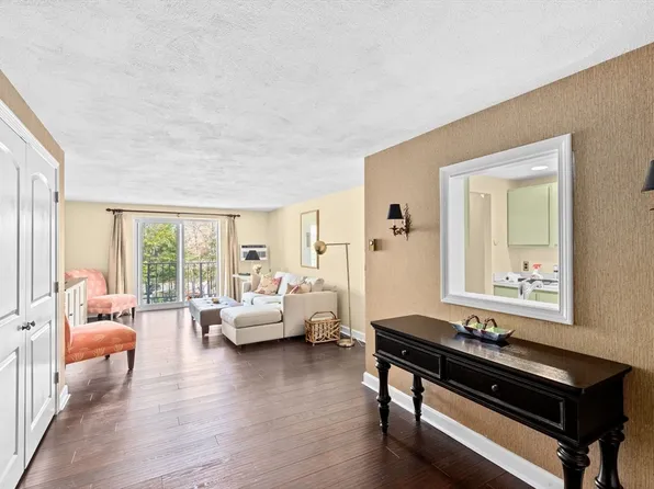36 Greentree Ln APT 39, Weymouth, MA 02190