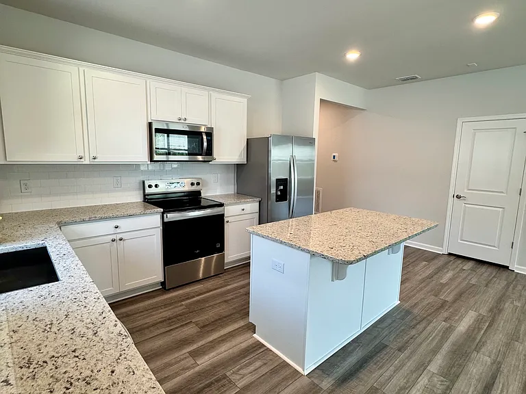 548 Coronado Ave — Photo 12