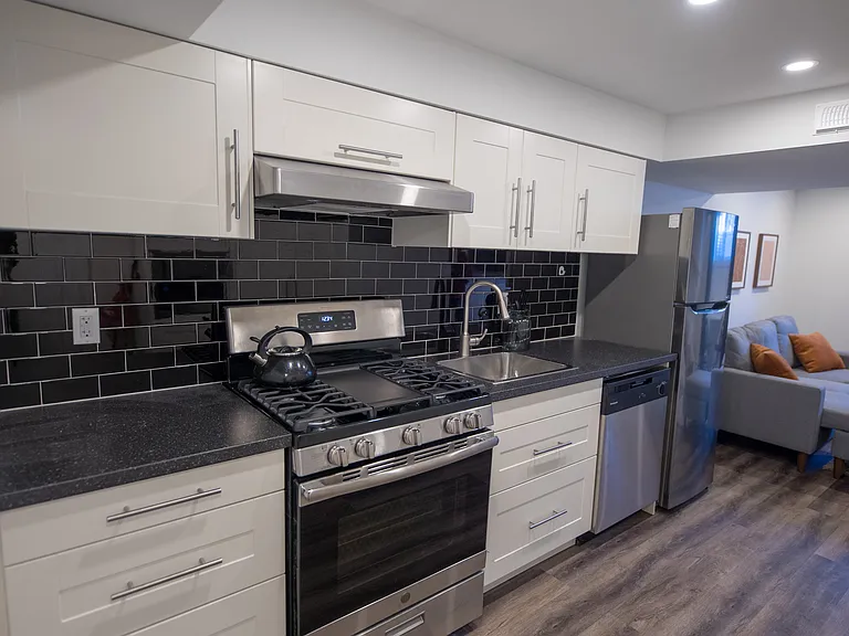 856 Bronson Ave — Photo 25