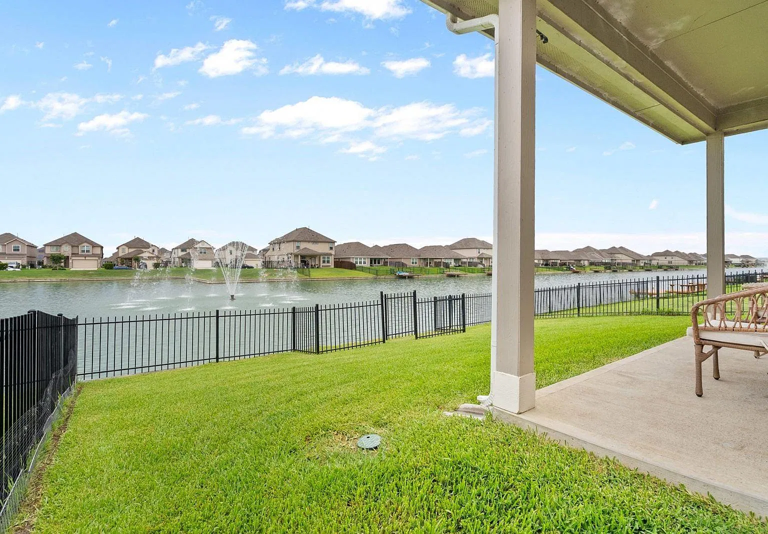 4 bed, 2.5 bath, 2751 sqft, $2,550 — Photo 2