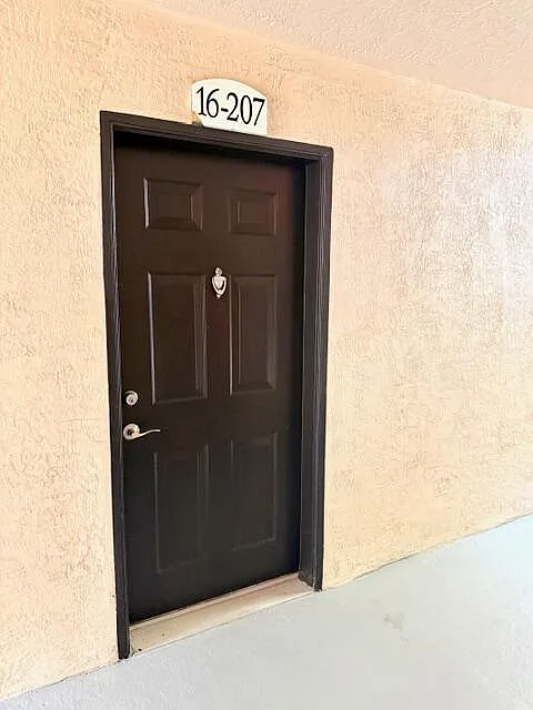3 bed, 2.0 bath, 1238 sqft, $2,400 — Photo 2