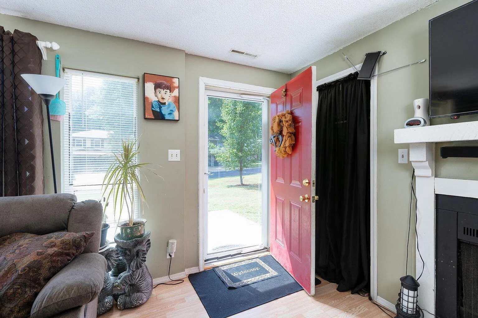 3 bed, 1.0 bath, 1092 sqft, $1,350 — Photo 1