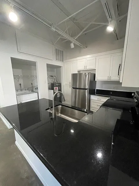 Studio, 820 sqft, $1,400 — Photo 3
