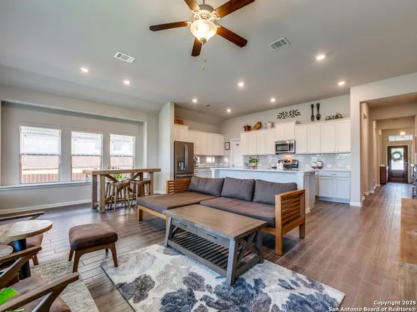 8847 Pinto Cyn, San Antonio, TX 78254