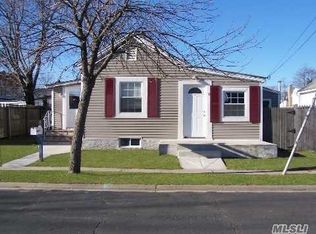 8 Sands Ln, Lindenhurst, NY 11757