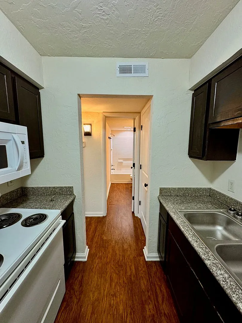 Renaissance Park Apartments — Photo 4
