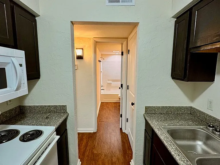 Renaissance Park Apartments — Photo 4