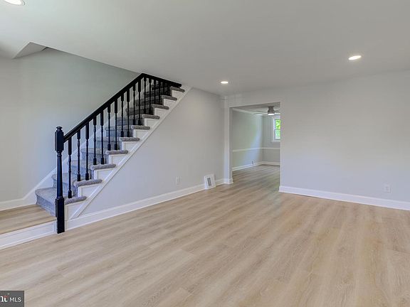3rd image of 1127 Hollywood Ave