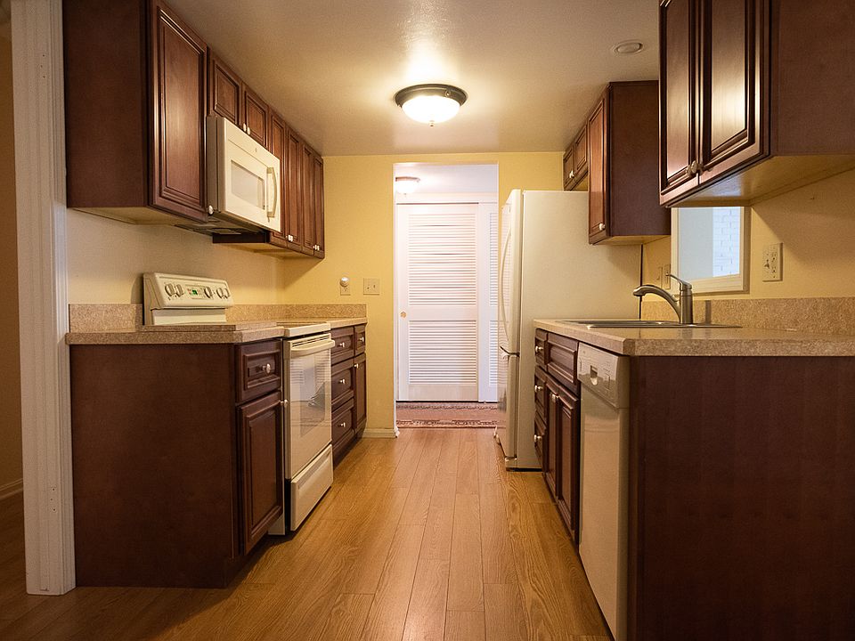 Kitchen w/ appliances