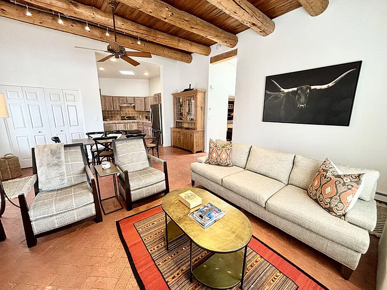 701 E Alameda St — Photo 4