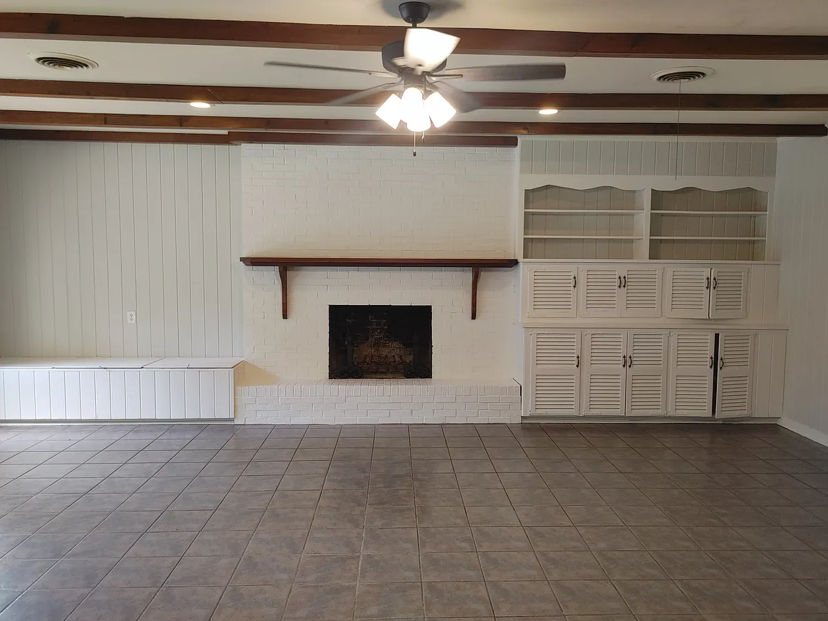 Photo 2 of 9 - 406 Myrtle St - Nacogdoches, TX Family room 24 ft x 21 ft - 406 Myrtle St