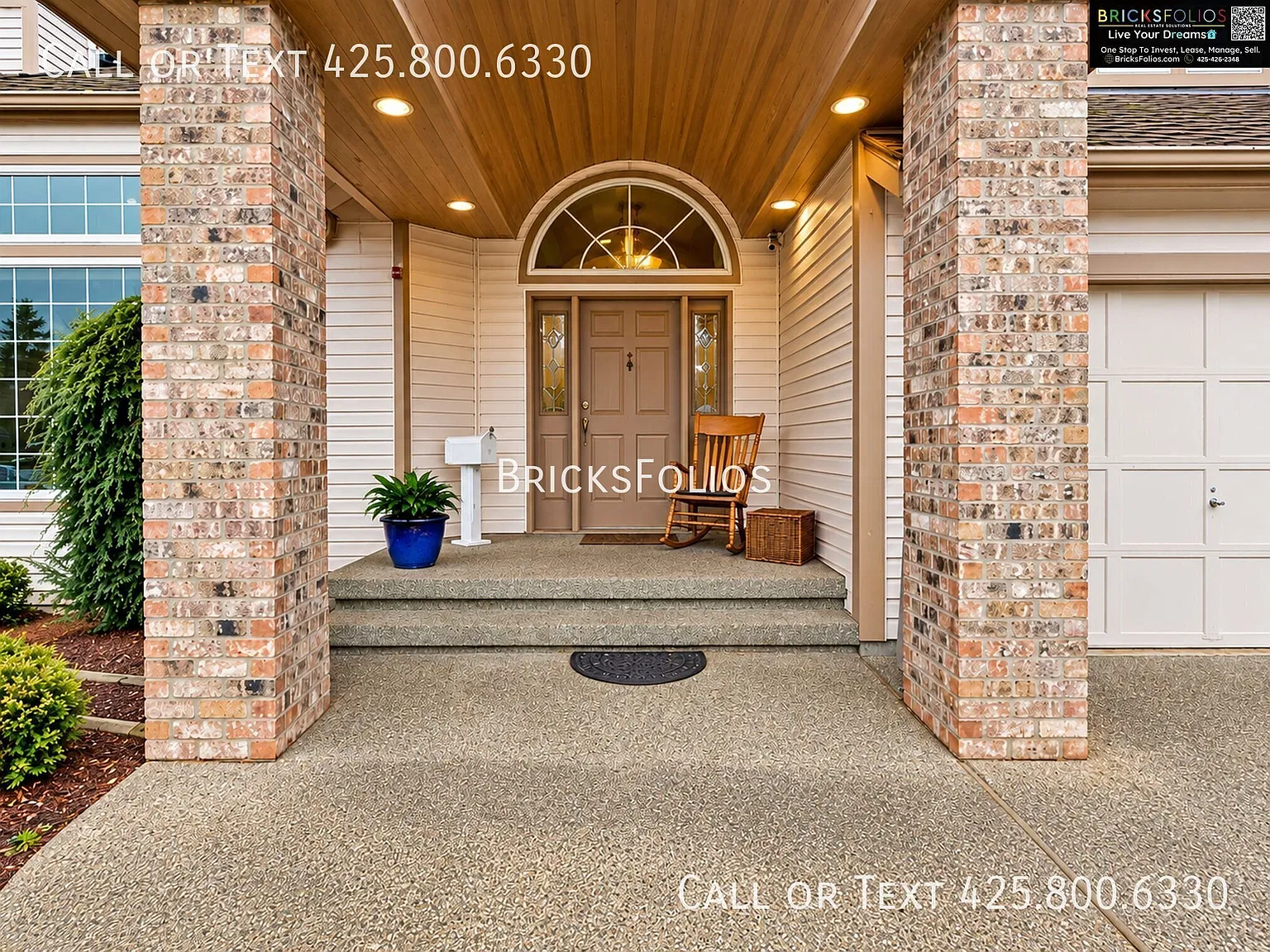 Spacious 4 Bed Renton Home with Central A/C, Fenced Yard & 2-Car Garage — Photo 3