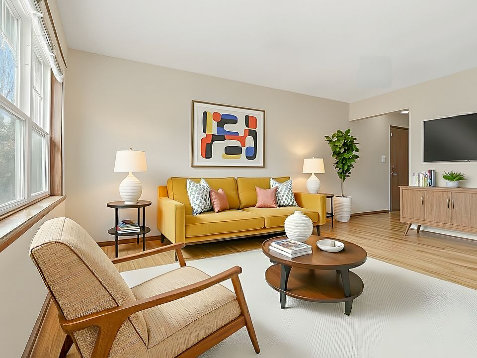 Spacious living room