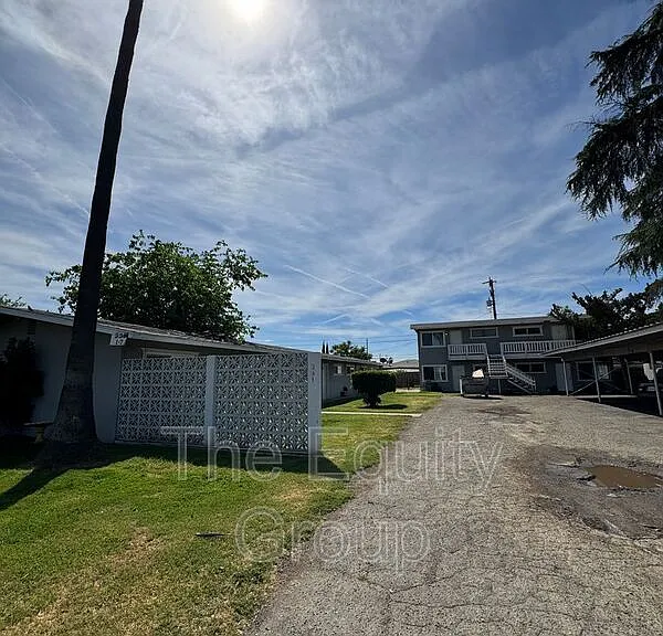 331 E Elm St #6 — Photo 1