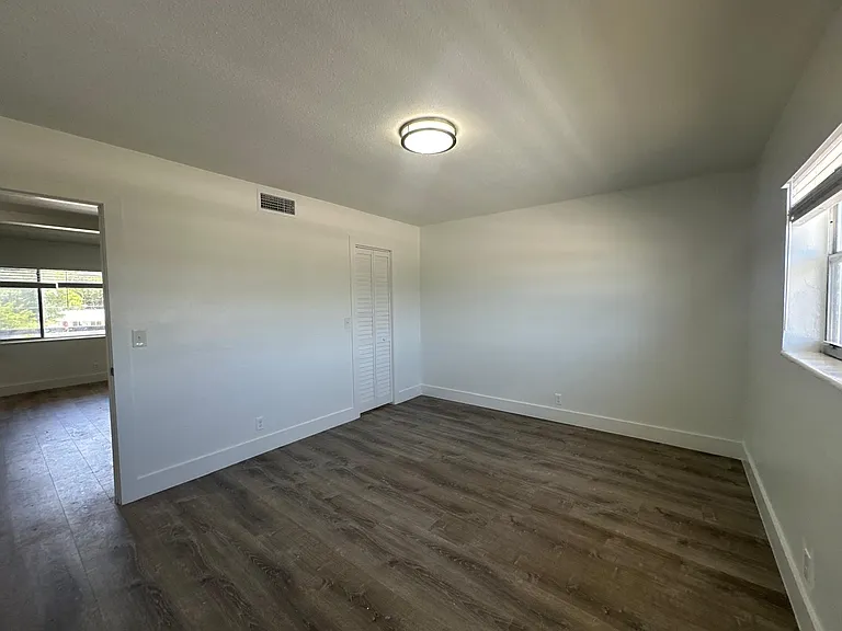 2401 NW 9th Ave — Photo 10