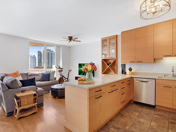5th image of 645 N Kingsbury St APT 2206