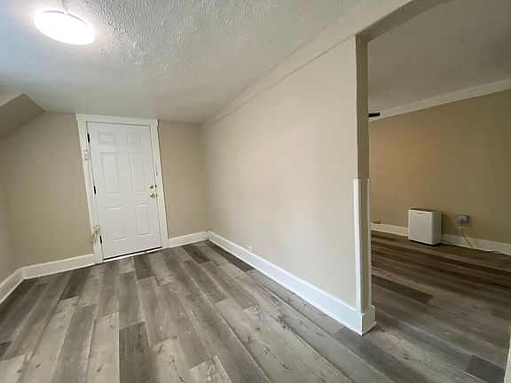 5th image of 109 James Ave Unit 2