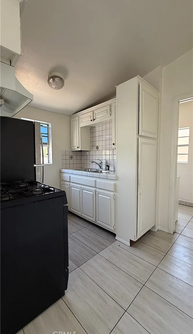 2 bed, 800 sqft, $2,300 — Photo 3