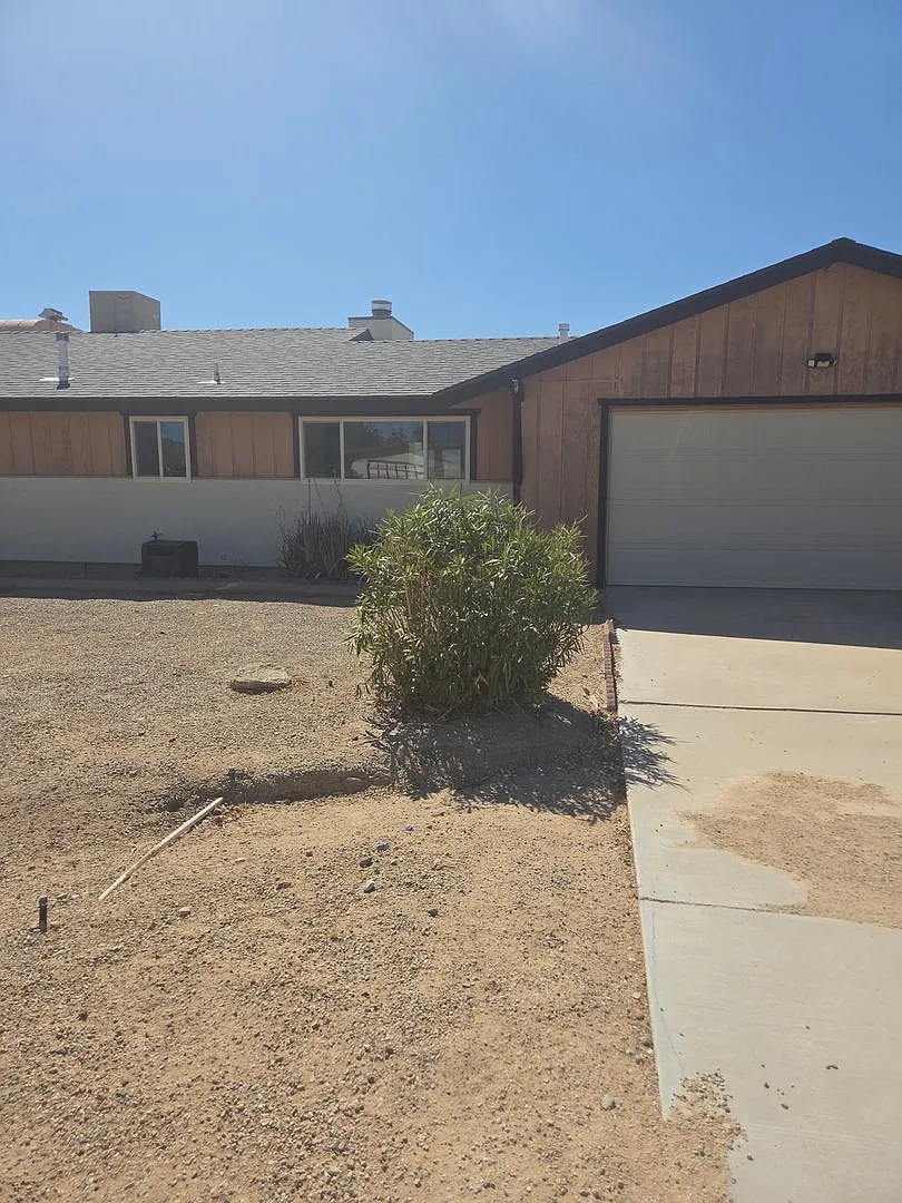 3 Bedroom 2 Bathroom Home — Photo 3