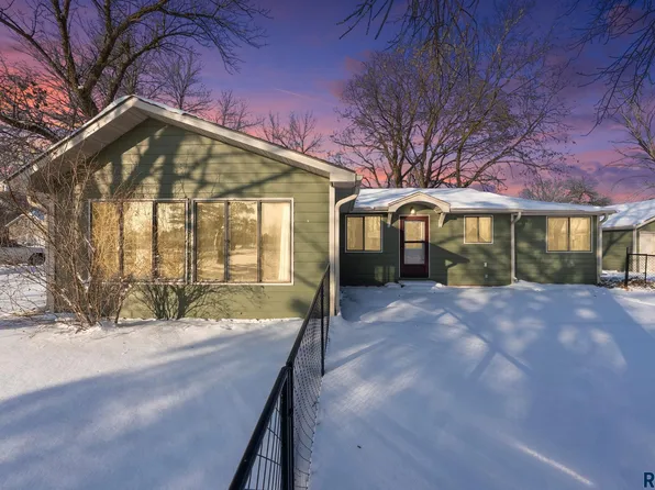 702 S 3rd St, Beresford, SD 57004