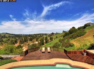 Sandringham Dr N, Moraga, CA 94556