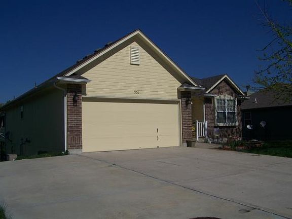 2nd image of 700 Lakeview Dr