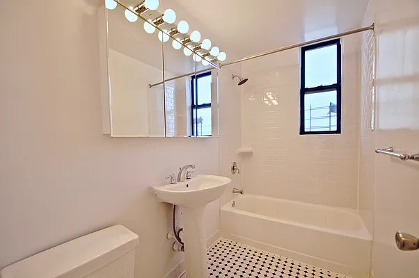 Rented by Bohemia Realty Group | media 19