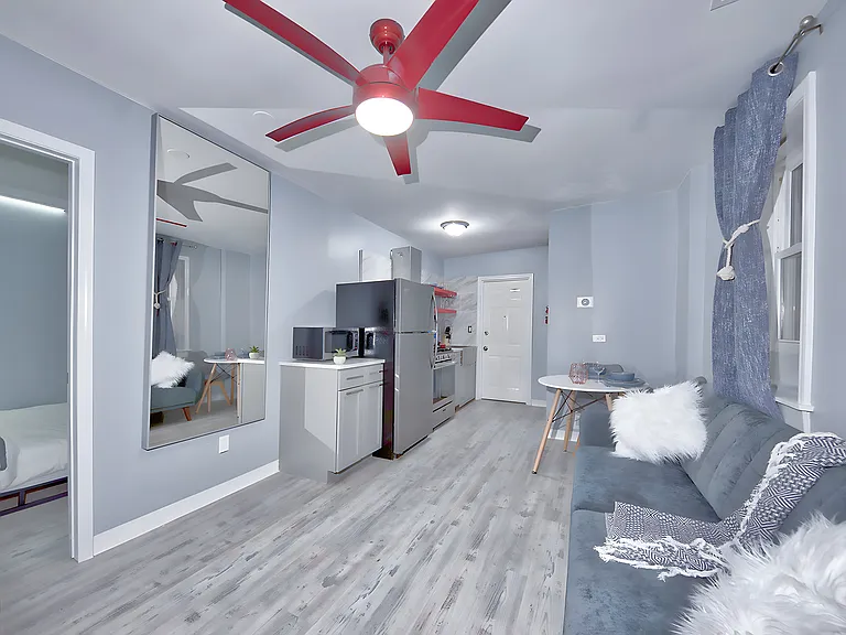 460 W 28th Pl #1R — Photo 3