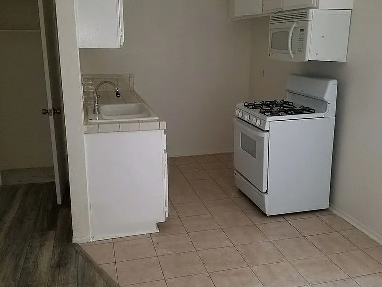 550 E Avenue Q #12 — Photo 3