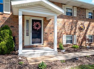 906 Cloverfield Ln, Troy, IL 62294