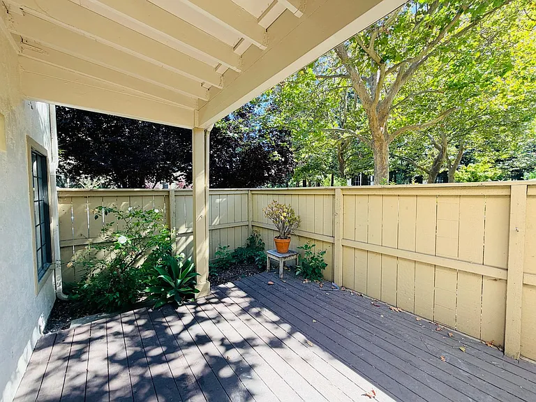 2040 Donovan Ct — Photo 2