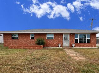 115 N 6th St, Sentinel, OK 73664