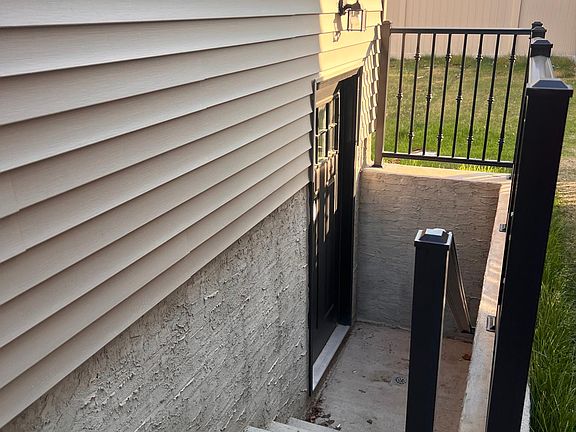 3rd image of 356 Robinson Ave Floor 1