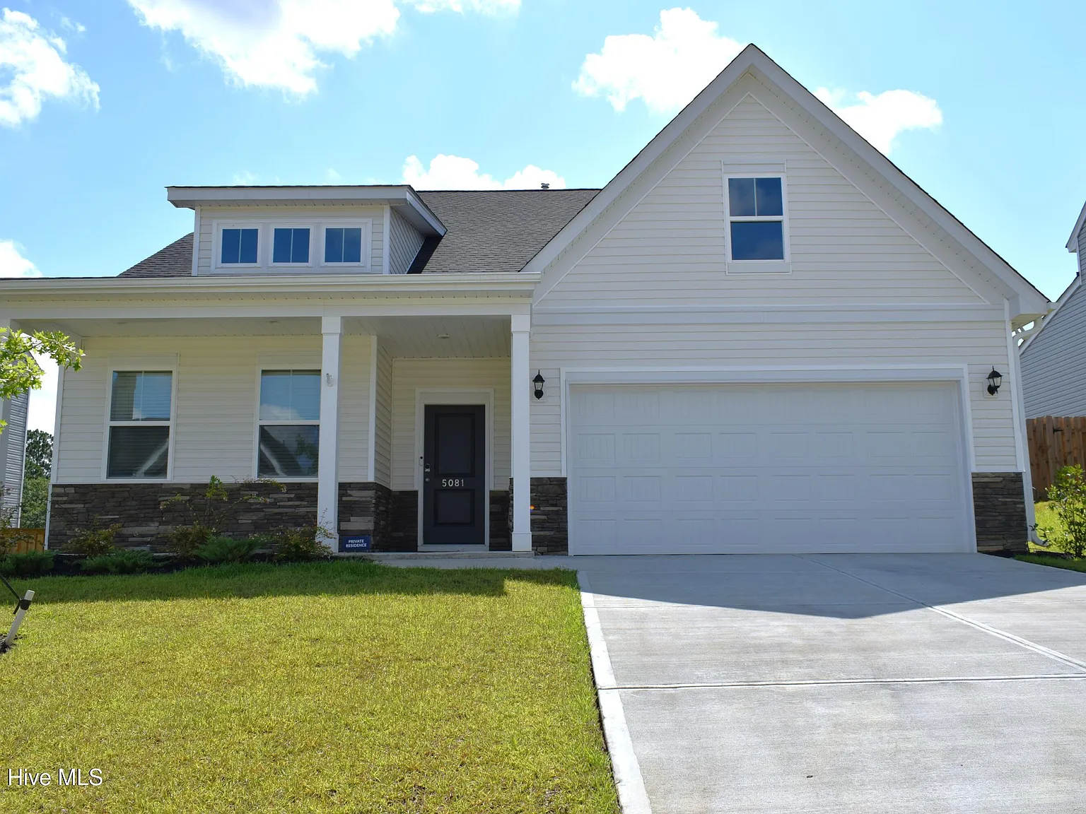 4 bed, 3.0 bath, $2,400 — Photo 1