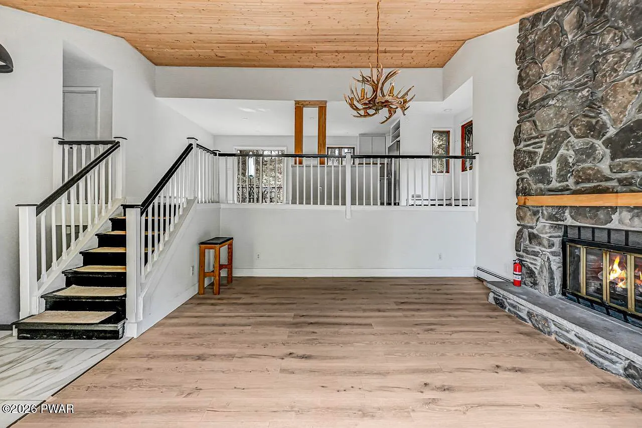 4 bed, 2.5 bath, 1921 sqft, $2,700 — Photo 4