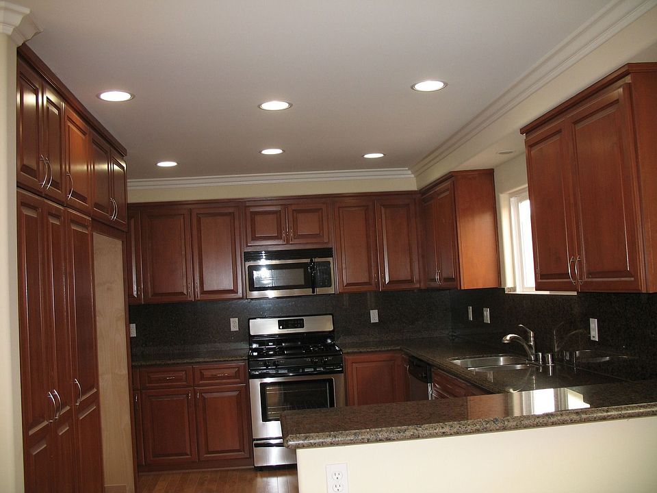 Spacious Granite Kitchen w/ Alder Wood Cabinets, SS App, Recessed Lighting