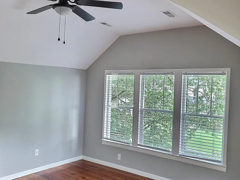 Large Bedroom- Tall Ceilings