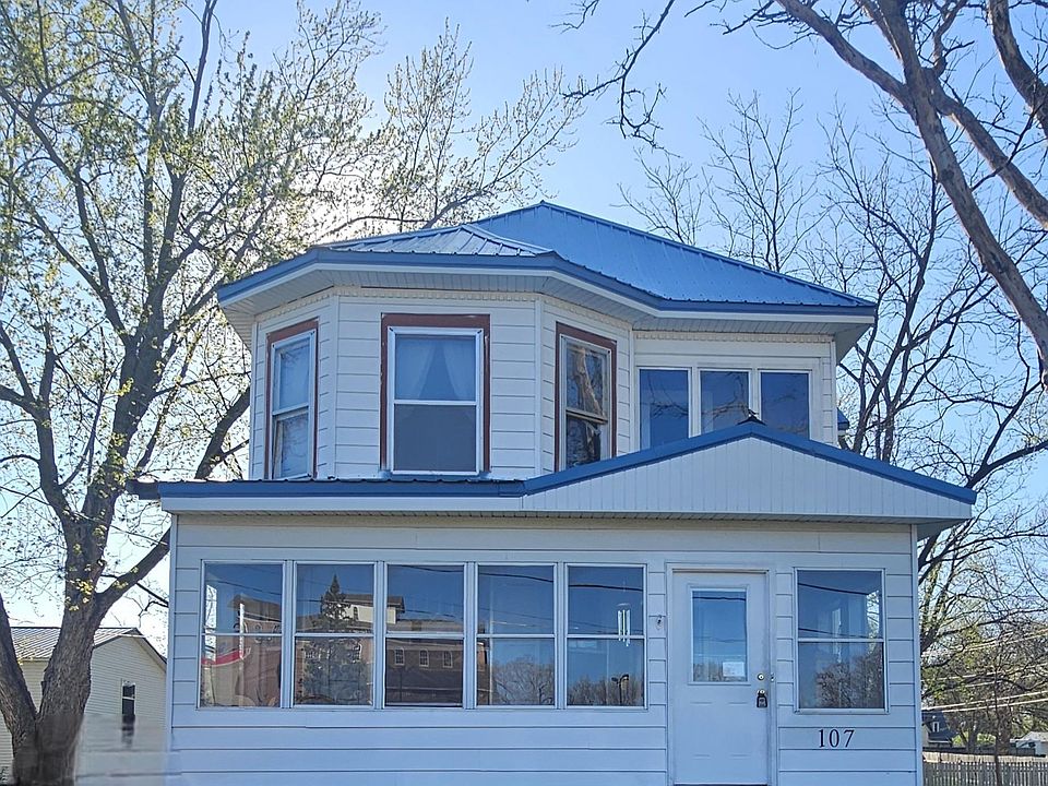 1st image of 107 3rd Ave NW