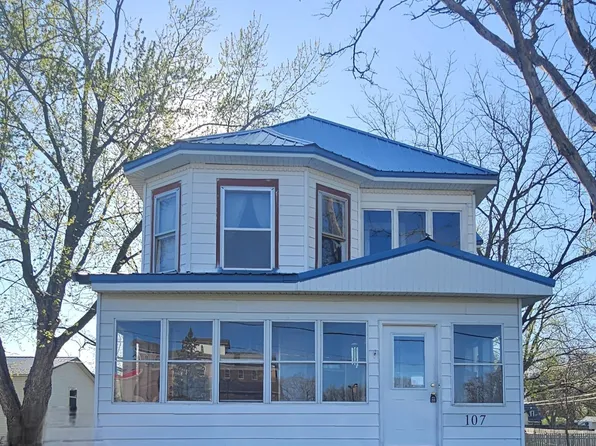 107 3rd Ave NW, Independence, IA 50644